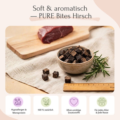 Eine Schale FAVLY Petfood PURE Bites Hirsch mit Rosmarin und Symbolen für natürliche, getreidefreie Hundesnacks.