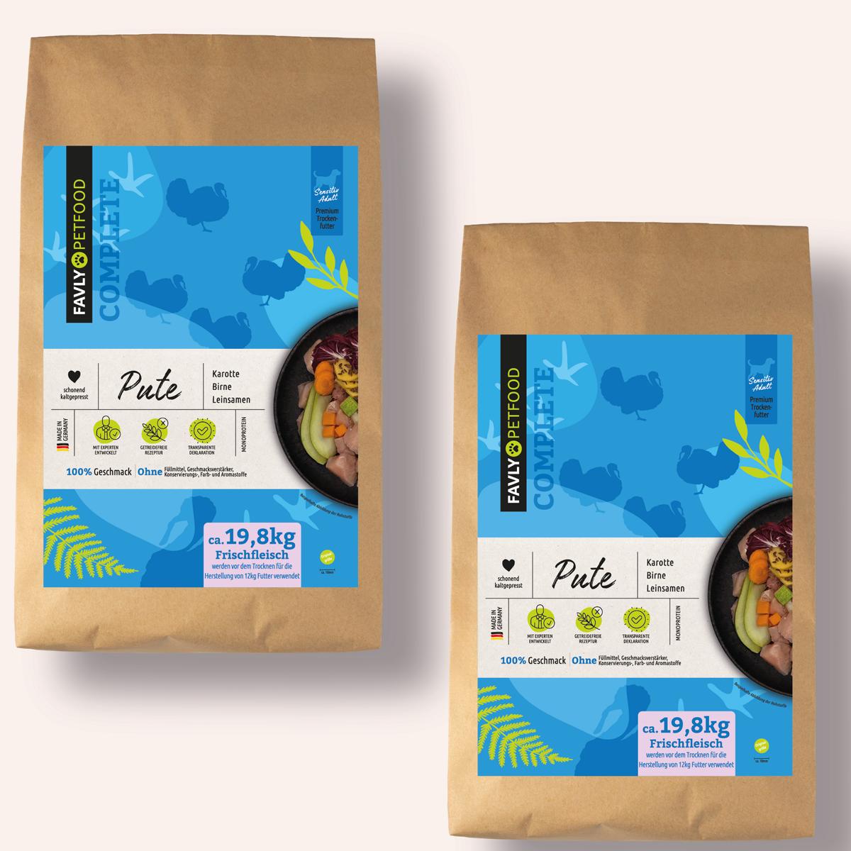 Zwei braune Tüten von FAVLY Petfood Huhn mit Karotte, Birne & Leinsamen mit blauen Etiketten und frischen Zutaten.