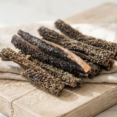 FAVLY Petfood Rinderpansen 1000 g: Natürliche Kausnacks für Hunde, auf einem Holzbrett angerichtet.