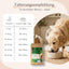Golden Retriever fressen FAVLY Petfood Freiland-Iberico mit Kürbis, Hanföl & Apfel neben der Fütterungsanleitung für Erwachsene.