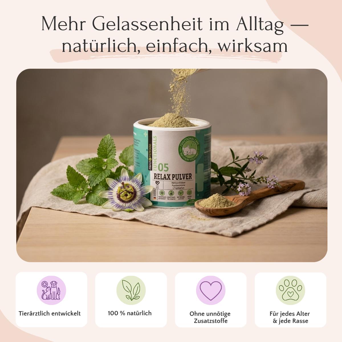 Ein Behälter mit FAVLY Petfood RELAX Pulver - Unruhe & Stress auf einer Holzunterlage mit Kräutern und Blumen.