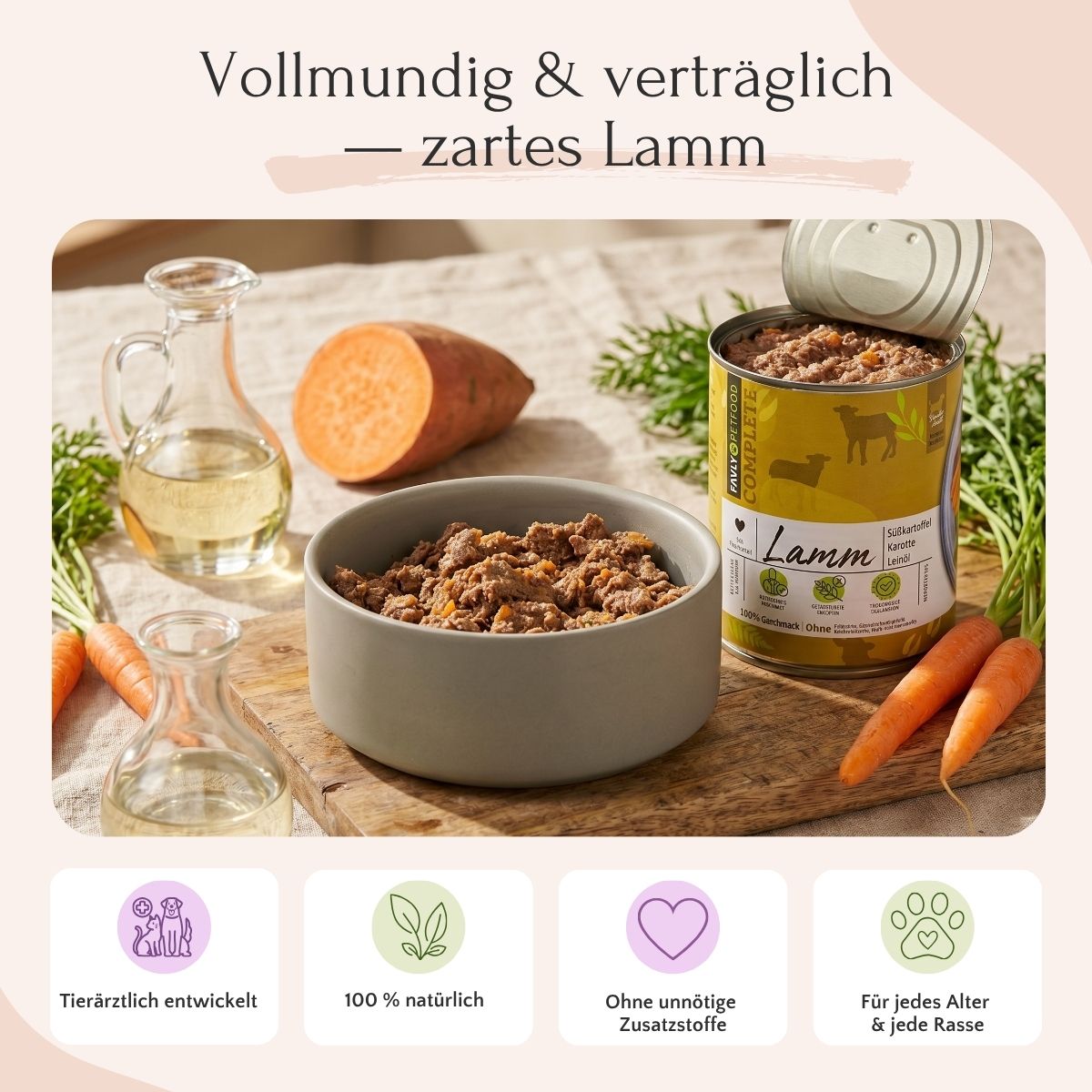 Eine Schale FAVLY Petfood Lamm mit Süßkartoffel & Karotte steht neben der offenen Dose.
