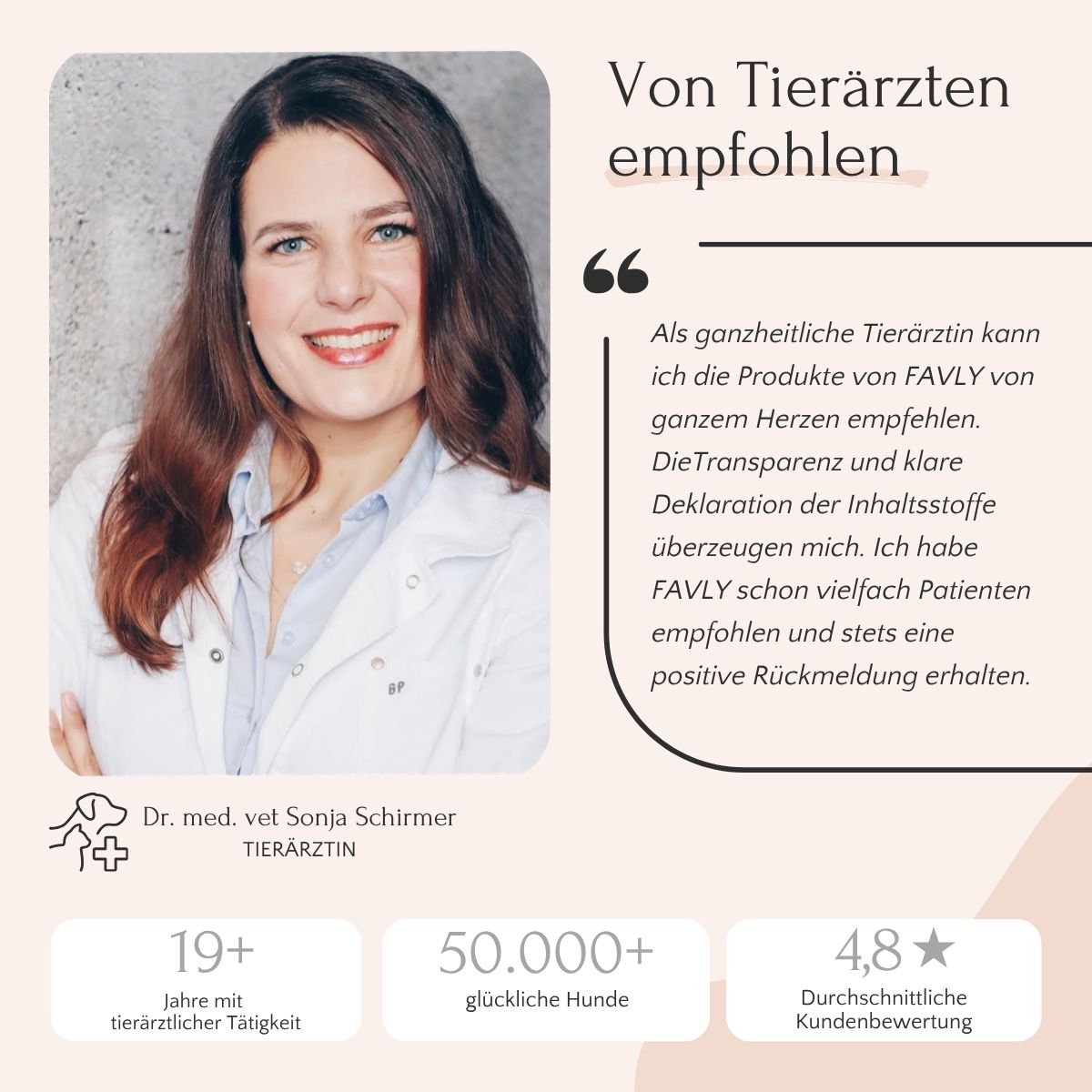 Eine lächelnde Tierärztin gibt ein positives Feedback zu FAVLY Petfood Weidelamm mit Rote Beete, Karotte & Hanföl.