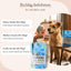 Eine Person hält FAVLY Petfood Nature Cookies Pute vor einem glücklichen Hund; die Portionsgrößen sind links zu sehen.