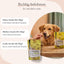 Ein glücklicher Hund genießt FAVLY Petfood PURE Bites Lamm; die Portionsgrößen variieren je nach Hundegröße.