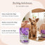 Ein glücklicher Hund sitzt neben einem Tisch mit FAVLY Petfood PURE Bites Ente; im Text sind die Fütterungsmengen für die verschiedenen Größen aufgeführt.