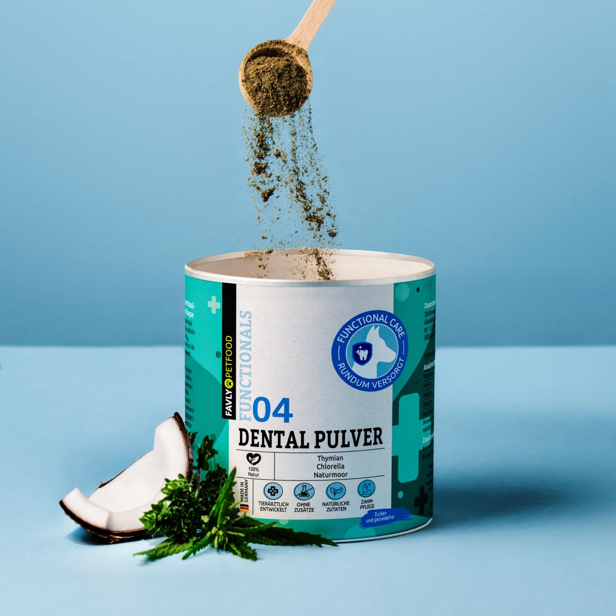 Eine Hand streut FAVLY Petfood DENTAL Pulver für Zahnhygiene & frischer Atem in einen Behälter auf blau.