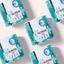 Sechs Behälter mit FAVLY Petfood DENTAL Pulver - Sonderangebot, diagonal angeordnet auf hellem Hintergrund.