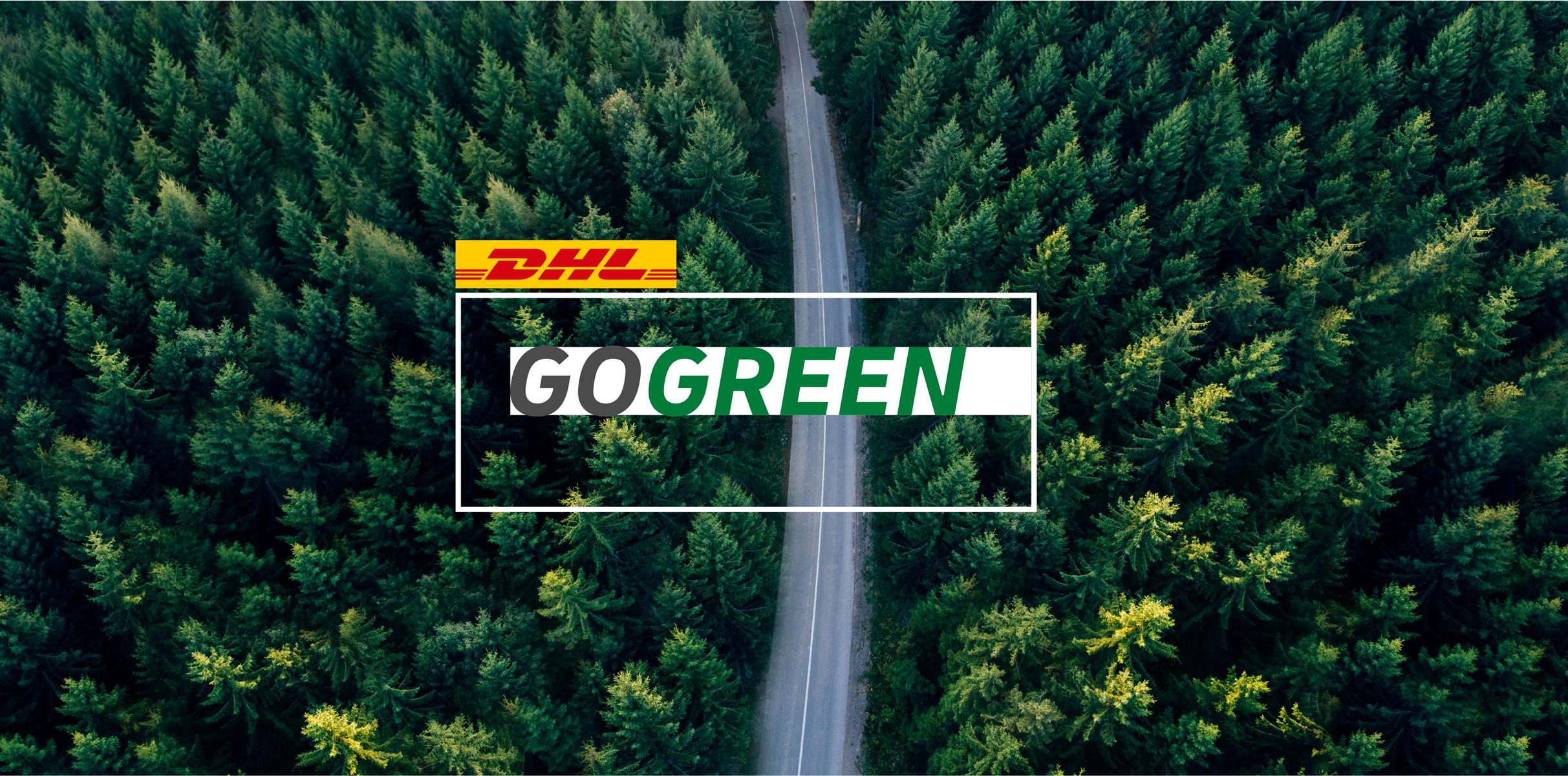 Luftaufnahme eines Waldes mit einer Straße, mit dem DHL-Logo und dem Text „Go Green“ in einer rechteckigen Überlagerung.
