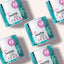 Fünf Dosen FAVLY Petfood FloraVITAL Pulver - Verdauung & Darmflora, mit blaugrünen und rosa Etiketten, diagonal angeordnet.