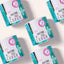 Fünf FAVLY Petfood GASTRO Pulver - Sodbrennen & Grasfressen Behälter diagonal auf einem hellen Hintergrund angeordnet.