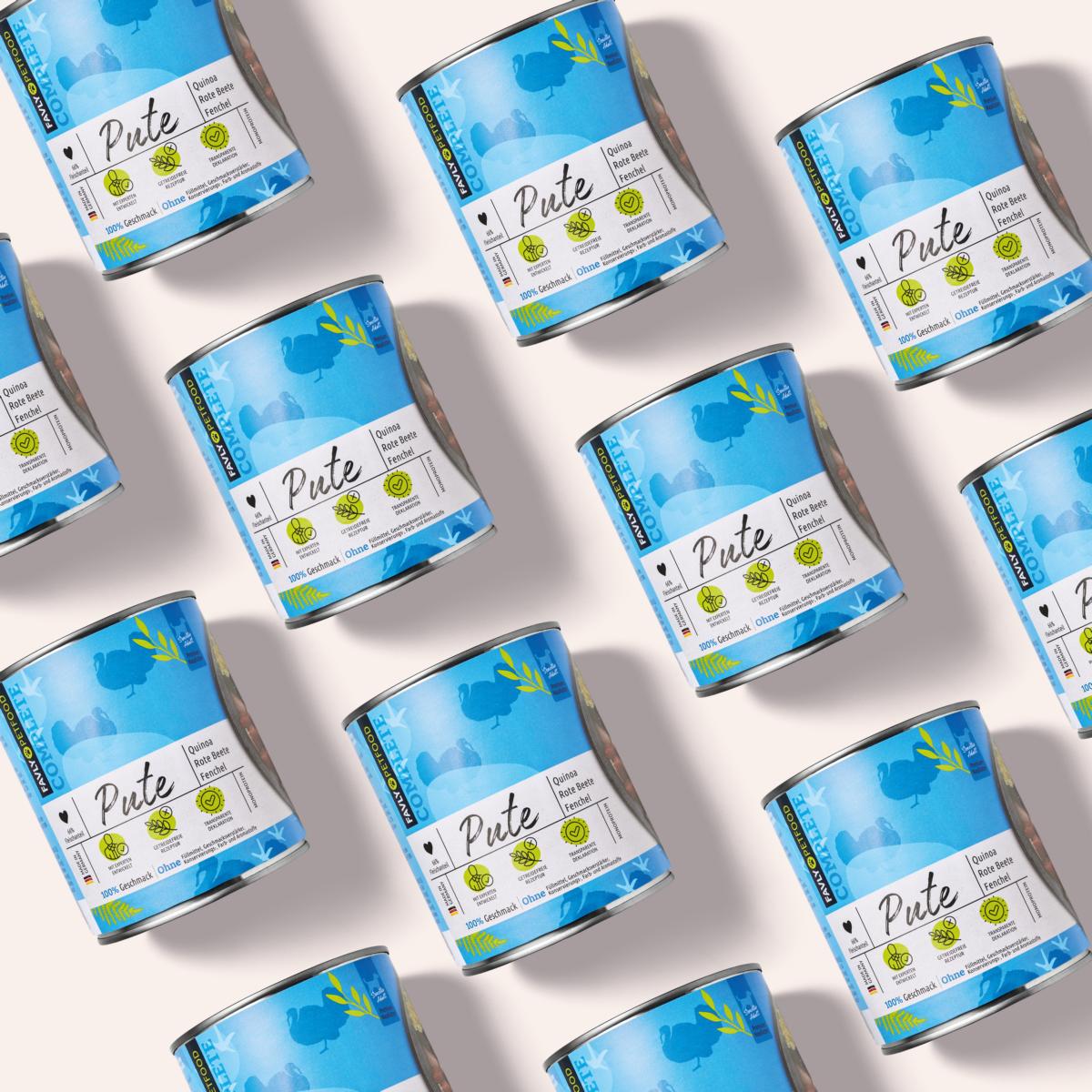 Wiederholtes Muster von FAVLY Petfood Nassfutter Pute mit Quinoa, Rote Beete & Fenchel 800 g Katzenfutter mit blauen Etiketten auf weißem Hintergrund.