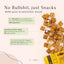 Verstreut liegen gold-braune quadratische Hundeleckerlis aus dem FAVLY Probierpaket „Starter“ von FAVLY Petfood, deren deutscher Text auf die natürlichen Zutaten, den Monoproteingehalt und die Hundefreundlichkeit hinweist.