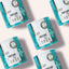 Mehrere Dosen von FAVLY Petfood's UROCARE Pulver - Niere & Blase in teal-weißer Verpackung auf hellem Hintergrund.