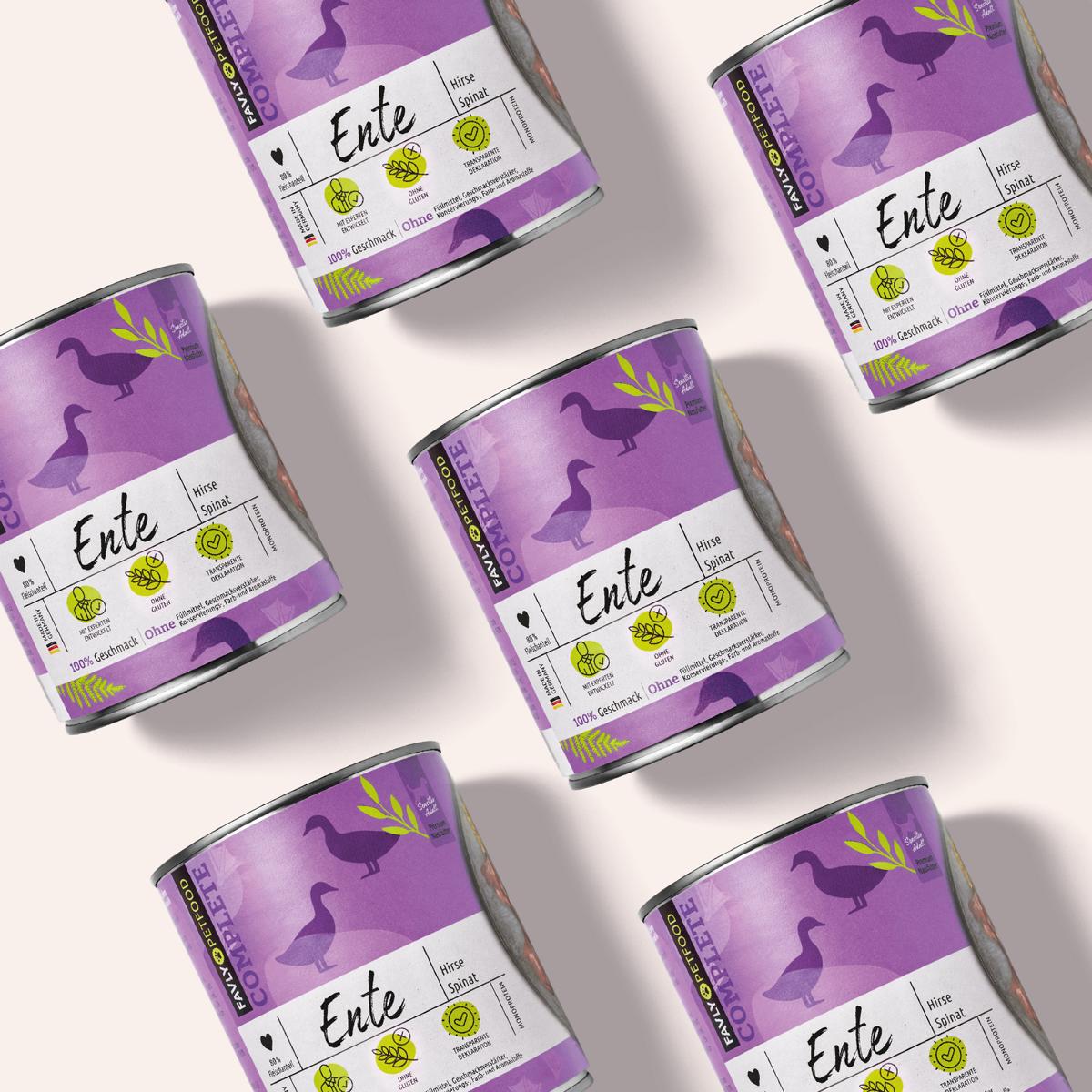 Sechs lila etikettierte FAVLY Petfood Ente mit Hirse, Birne & Spinat Dosen, die diagonal auf einem hellen Hintergrund angeordnet sind.